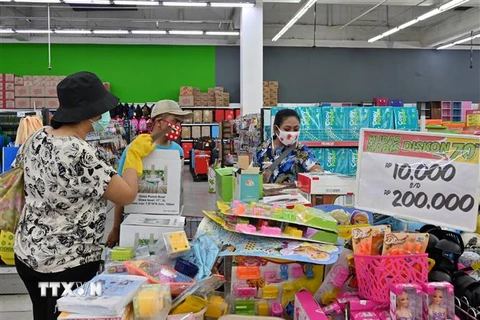 Người dân mua hàng tại siêu thị ở Jakarta, Indonesia. (Ảnh: AFP/TTXVN)