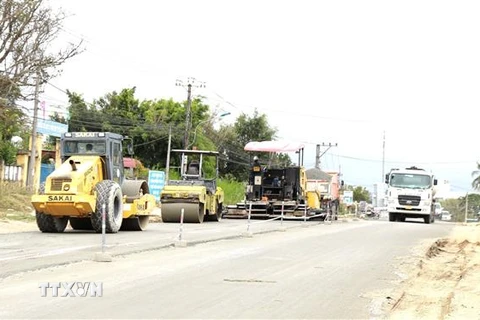 Các đơn vị thi công nỗ lực tham bù vênh, tạo mặt đường êm thuận trên tuyến Quốc lộ 19. (Ảnh: Quang Thái/TTXVN)