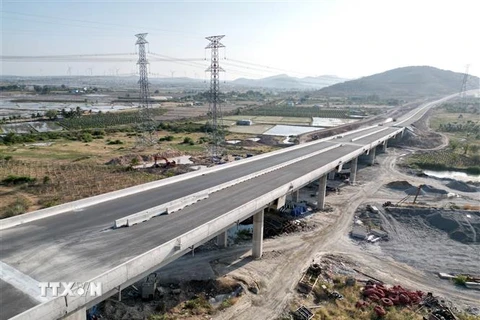 Một phần tuyến cao tốc đoạn Vĩnh Hảo - Phan Thiết được triển khai thi công. (Ảnh: TTXVN phát)