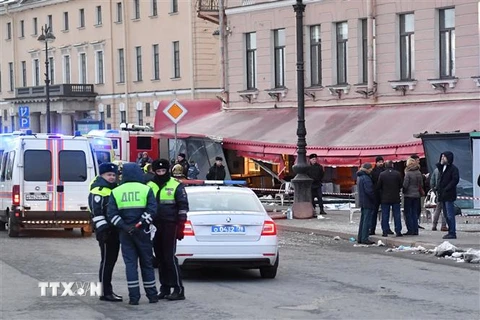 Cảnh sát Nga điều tra tại hiện trường vụ nổ quán càphê Street bar ở Saint Petersburg, ngày 2/4/2023. (Ảnh: AFP/TTXVN)