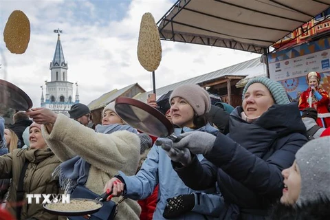 Người dân tham gia một lễ hội ở Moskva, Nga, ngày 26/2/2023. (Ảnh: THX/ TTXVN)