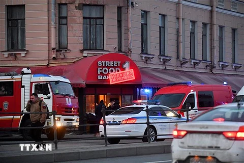 Cảnh sát Nga điều tra tại hiện trường vụ nổ ở quán càphê Street bar ở Saint Petersburg, ngày 2/4/2023. (Ảnh: AFP/TTXVN)