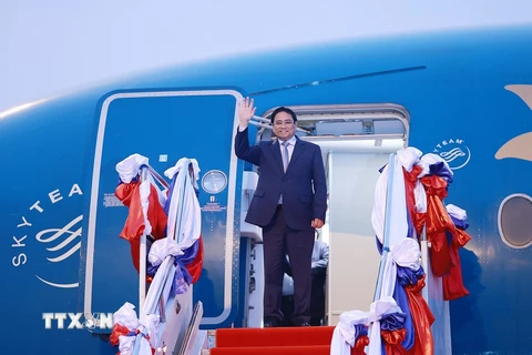 Thủ tướng Phạm Minh Chính tới Vientiane, Lào, bắt đầu dự Hội nghị cấp cao Ủy hội sông Mekong quốc tế lần thứ 4. (Ảnh: Dương Giang/TTXVN)