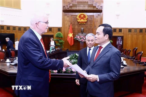 Phó Thủ tướng Trần Lưu Quang với ông Udo Bullmann, Chủ tịch Tiểu ban Nhân quyền Nghị viện châu Âu. (Ảnh: Lâm Khánh/TTXVN)