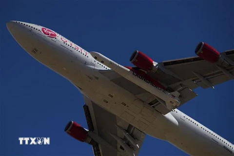 Máy bay Boeing 747-400 gắn tên lửa dưới cánh mang tên Cosmic Girl, cất cánh ở Mojave, California (Mỹ) ngày 17/1/2021. (Ảnh: AFP/TTXVN)