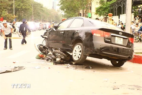 Chiếc ôtô đâm hàng loạt phương tiện khiến nhiều người bị thương. (Ảnh: Lâm Khánh/TTXVN)