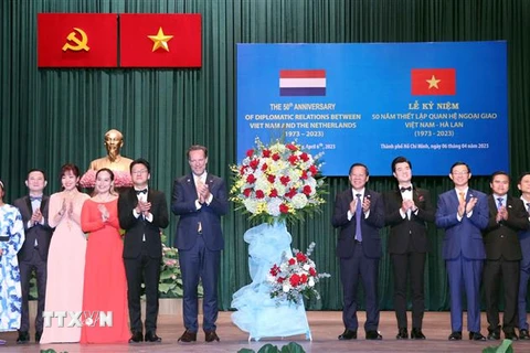 Ông Phan Văn Mãi, Chủ tịch UBND Thành phố Hồ Chí Minh và ông Daniel Stork, Tổng Lãnh sự Vương quốc Hà Lan tại Thành phố Hồ Chí Minh tặng hoa chúc mừng các nghệ sỹ tham gia biểu diễn tại lễ kỷ niệm. (Ảnh: Xuân Khu/TTXVN)