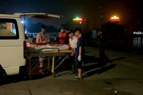 Lực lượng cứu hộ đưa các thi thể nạn nhân đã được tìm thấy về Nhà Tang lễ Hạ Long (Ảnh: Thanh Vân/TTXVN)