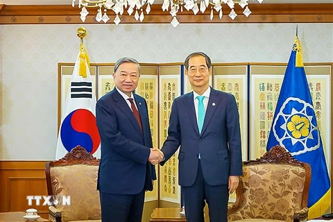Bộ trưởng Công an Tô Lâm chào xã giao Thủ tướng Hàn Quốc Han Duck-soo tại Văn phòng thủ tướng ở Seoul. (Ảnh: Nguồn Bộ Công an/TTXVN phát)