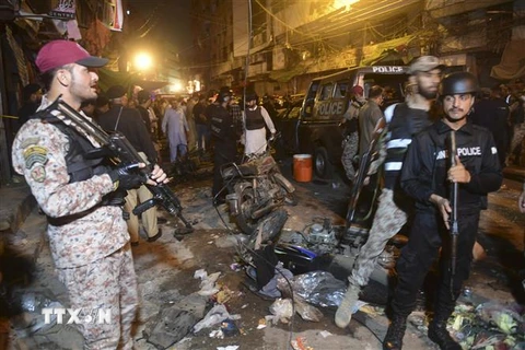 Hiện trường một vụ đánh bom ở Karachi, Pakistan. (Ảnh minh họa: AFP/TTXVN)