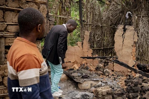 Hiện trường một vụ tấn công tại Mukondi, cách thị trấn Beni ở miền đông CHDC Congo 30km, ngày 10/3/2023. (Ảnh: AFP/ TTXVN)