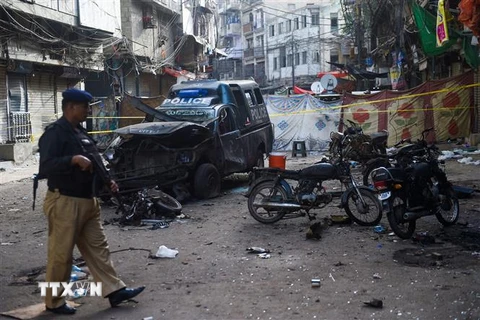 Cảnh sát điều tra tại hiện trường một vụ đánh bom ở Karachi, Pakistan. (Ảnh: AFP/TTXVN)