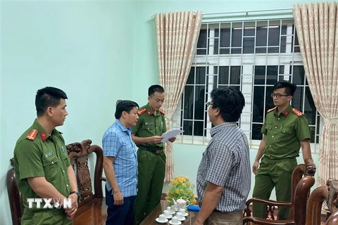 Cơ quan chức năng thi hành lệnh bắt ông Nguyễn Phi Hùng (thứ hai, từ trái sang). (Ảnh: TTXVN phát)