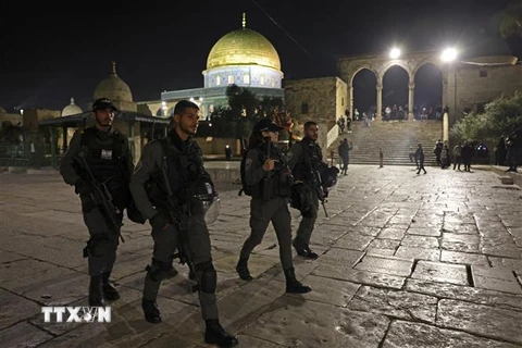Lực lượng an ninh Israel tuần tra tại khu vực đền thờ Al-Aqsa (Israel gọi là Núi Đền) ở Jerusalem ngày 8/4/2023. (Ảnh: AFP/TTXVN)