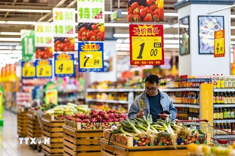 Người tiêu dùng mua hàng hóa trong siêu thị ở tỉnh Quý Châu, Trung Quốc ngày 11/4/2023. (Ảnh: THX/TTXVN)