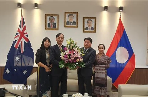 Đại sứ Nguyễn Tất Thành chúc mừng Đại sứ Sinchai Manivanh nhân dịp Tết cổ truyền Bun Pi May của Lào (Ảnh: TTXVN phát)