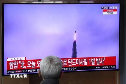 Truyền thông Hàn Quốc đưa tin về vụ phóng tên lửa của Triều Tiên tại Seoul, ngày 13/4/2023. (Ảnh: AFP/TTXVN)