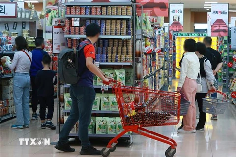 Khách hàng chọn mua hàng hóa trong siêu thị ở Seoul, ngày 4/4/2023. (Ảnh: YONHAP/TTXVN)