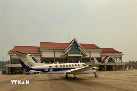 Tàu bay thực hiện chuyến bay thử nghiệm tại sân bay Nongkhang, Huaphan, Lào. (Ảnh: TTXVN phát)