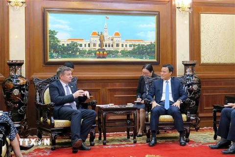 Ông Bùi Xuân Cường (phải), Phó Chủ tịch UBND Thành phố Hồ Chí Minh tiếp ông Edgar Doerrig (trái), trưởng đại diện khu vực Châu Á Thái Bình Dương của OIF. (Ảnh: Xuân Khu/TTXVN)