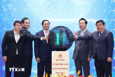 Thủ tướng Phạm Minh Chính và các đại biểu thực hiện nghi thức khai trương hệ thống thông tin và cơ sở dữ liệu quy hoạch quốc gia. (Ảnh: Dương Giang/TTXVN)