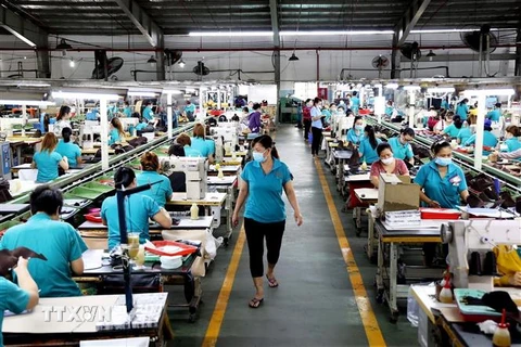 Công nhân làm việc trong xưởng sản xuất Công ty TNHH Giày Gia Định. (Ảnh: Hồng Đạt/TTXVN)