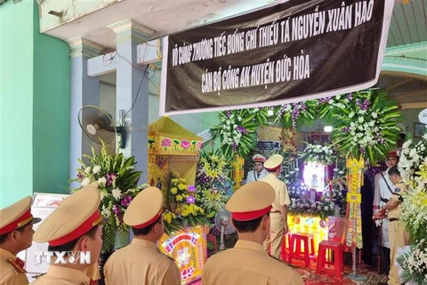 Đoàn công tác Cục Cảnh sát giao thông viếng Thiếu tá Nguyễn Xuân Hào. (Ảnh: Bùi Giang/TTXVN)