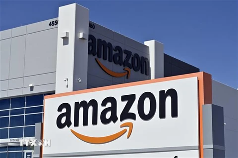 Biểu tượng Tập đoàn công nghệ Amazon của Mỹ tại một trung tâm phân phối ở North Las Vegas, Nevada. (Ảnh: AFP/TTXVN)