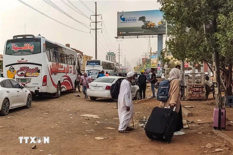 Người dân sơ tán tránh xung đột tại thủ đô Khartoum, Sudan ngày 24/4/2023. (Ảnh: AFP/TTXVN)