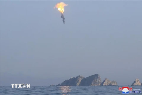 Vụ phóng thử hệ thống vũ khí hạt nhân tấn công dưới nước ngoài khơi thành phố Kim Chaek, tỉnh Bắc Hamgyong, Triều Tiên ngày 27/3/2023. (Ảnh: YONHAP/TTXVN)