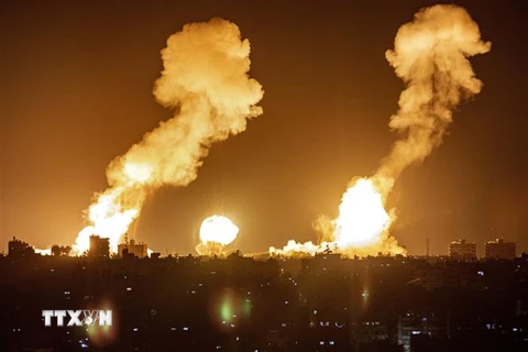 Khói lửa bốc lên sau vụ không kích của Israel xuống thành phố Khan Yunis, miền Nam Dải Gaza nhằm đáp trả các vụ phóng rocket vào lãnh thổ nhà nước Do Thái, ngày 7/4/2023. (Ảnh: AFP/TTXVN)