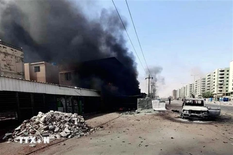 Khói bốc lên từ một tòa nhà trong cuộc giao tranh giữa quân đội Sudan và lực lượng bán quân sự RSF tại Khartoum, ngày 23/4/2023. (Ảnh: AFP/TTXVN)