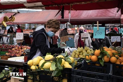 Trái cây được bày bán tại một khu chợ ở Turin, Italy. (Ảnh: AFP/ TTXVN)
