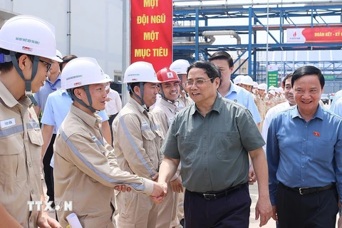 Thủ tướng Phạm Minh Chính với cán bộ, kỹ sư và công nhân Nhà máy nhiệt điện Thái Bình 2. 