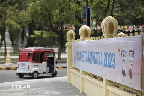 Pano, ápphích được trang hoàng trên các tuyến phố chính của Thủ đô Phnom Penh chào đón SEA Games 32. (Ảnh: Minh Quyết/TTXVN)