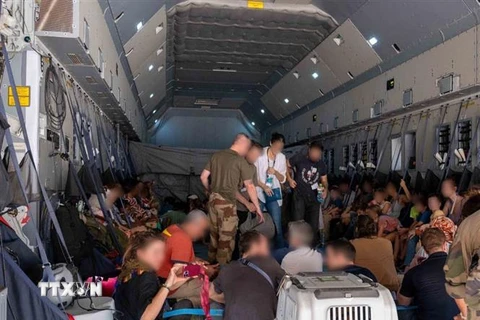 Các công dân nước ngoài sơ tán tránh chiến sự tại Sudan đáp máy bay tại căn cứ không quân Pháp ở Khartoum trong hành trình tới CH Djibouti, ngày 23/4. (Ảnh: AFP/TTXVN)