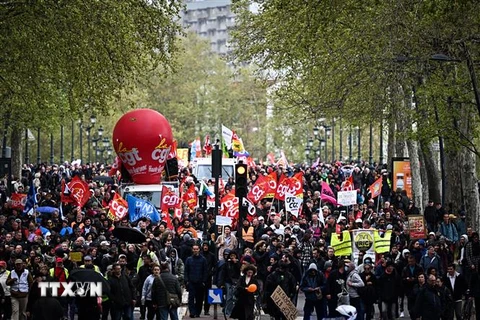 Người dân biểu tình quy mô lớn phản đối dự luật cải cách hưu trí của chính phủ tại Toulouse, Pháp ngày 14/4/2023. (Ảnh: AFP/TTXVN)
