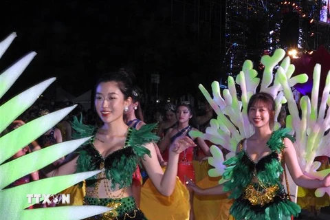 Các vũ công tham gia biểu diễn trên đường phố. (Ảnh: Thanh Vân/TTXVN)