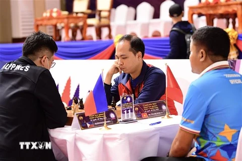 Kỳ thủ Võ Thành Ninh (giữa) thi đấu nội dung Cờ ốc tiêu chuẩn 4 nhóm nam với kỳ thủ của Philippines. (Ảnh: Minh Quyết/TTXVN)