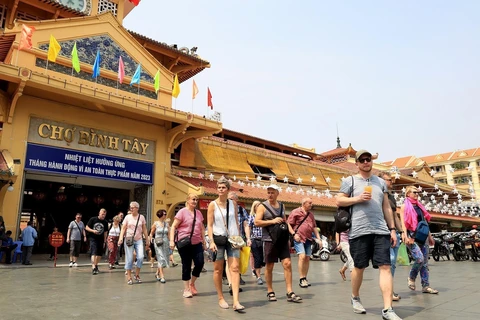 Khách quốc tế tham quan chợ Bình Tây, ngôi chợ có kiến trúc đẹp bậc nhất tại Thành phố Hồ Chí Minh. (Ảnh: Hồng Đạt/TTXVN)