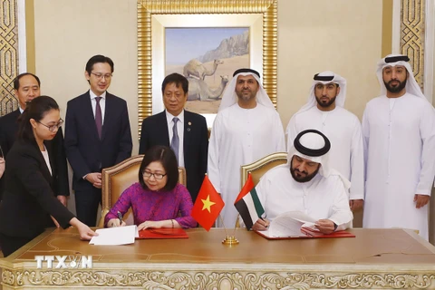 Phó Tổng Giám đốc Thông tấn xã Việt Nam Đoàn Thị Tuyết Nhung và Tổng Giám đốc Hãng thông tấn Emirates (WAM) của UAE Mohamed Jalal Al Rayssi ký Thỏa thuận hợp tác nghiệp vụ. (Ảnh: Lâm Khánh/TTXVN)