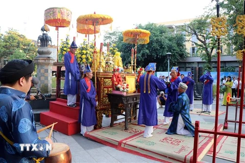 Các nghệ nhân làng nghề thực hiện Lễ Tế tổ bách nghệ tại Công viên Tứ Tượng bên bờ sông Hương, thành phố Huế. (Ảnh: Đỗ Trưởng/TTXVN)