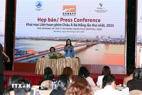 Bà Ngô Phương Lan, Chủ tịch Hiệp hội Xúc tiến Phát triển Điện ảnh Việt Nam - Giám đốc liên hoan phim cung cấp các thông tin cho báo chí tại buổi họp báo. (Ảnh: Trần Lê Lâm/TTXVN)