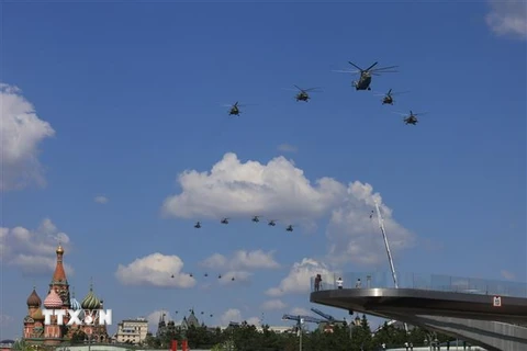 Biểu diễn máy bay tại lễ kỷ niệm 75 năm chiến thắng trong Chiến tranh Vệ quốc vĩ đại. (Ảnh: Trần Hiếu/TTXVN)