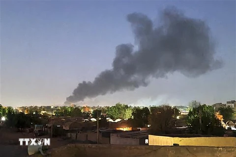 Khói bốc lên sau các cuộc giao tranh giữa quân đội Sudan và lực lượng bán quân sự RSF ở Khartoum, Sudan, ngày 6/5/2023. (Ảnh: AFP/TTXVN)