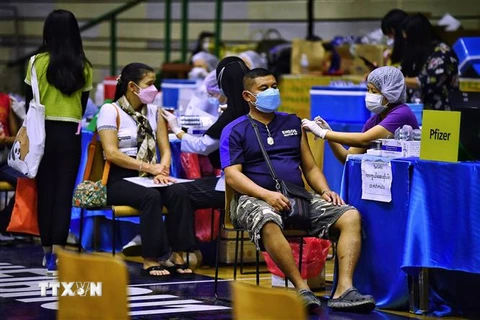 Nhân viên y tế tiêm vaccine ngừa COVID-19 cho người dân tại Bangkok , Thái Lan. (Ảnh: AFP/TTXVN)