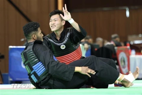 Vận động viên Nguyễn Tấn Sang (đai đỏ) thắng vận động viên Bin Sheik Alau'ddin (đai xanh, Singapore), giành huy chương Vàng ở hạng cân 75-80kg nam. (Ảnh: Minh Quyết/TTXVN)