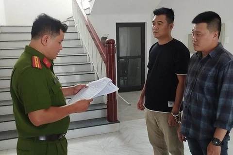 Đọc lệnh bắt tạm giam đối với Nguyễn Thanh Tú và Nguyễn Văn Nghĩa về hành vi “Mua bán bộ phận cơ thể người”. (Nguồn: Tiền Phong)