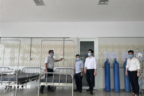 Đoàn công tác Sở Y tế tỉnh Bình Dương kiểm tra tình hình cơ sở y tế và trang thiết bị tại Trung tâm Y tế huyện Bàu Bàng để sẵn sàng thu dung điều trị cho bệnh nhân mắc COVID-19. (Ảnh: TTXVN phát)