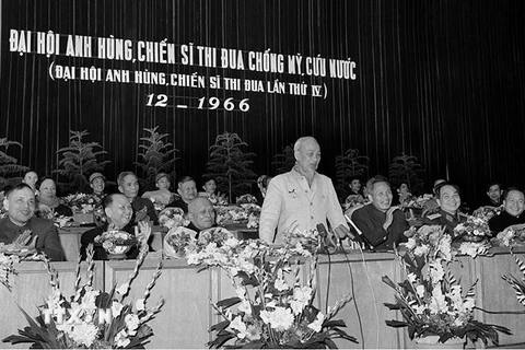 Chủ tịch Hồ Chí Minh nói chuyện tại Đại hội Anh hùng, Chiến sỹ Thi đua Chống Mỹ, cứu nước (Đại hội Anh hùng, Chiến sỹ Thi đua lần thứ IV) diễn ra tại Hà Nội tháng 12/1966. (Ảnh: Tư liệu TTXVN)